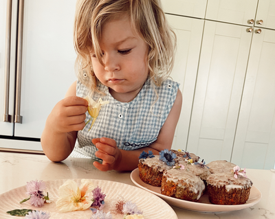 Springtime Sweets: Cupcakes with Edible Flowers